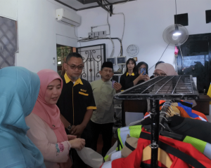 Kunjungan walikota ke Jas Hujan Acold